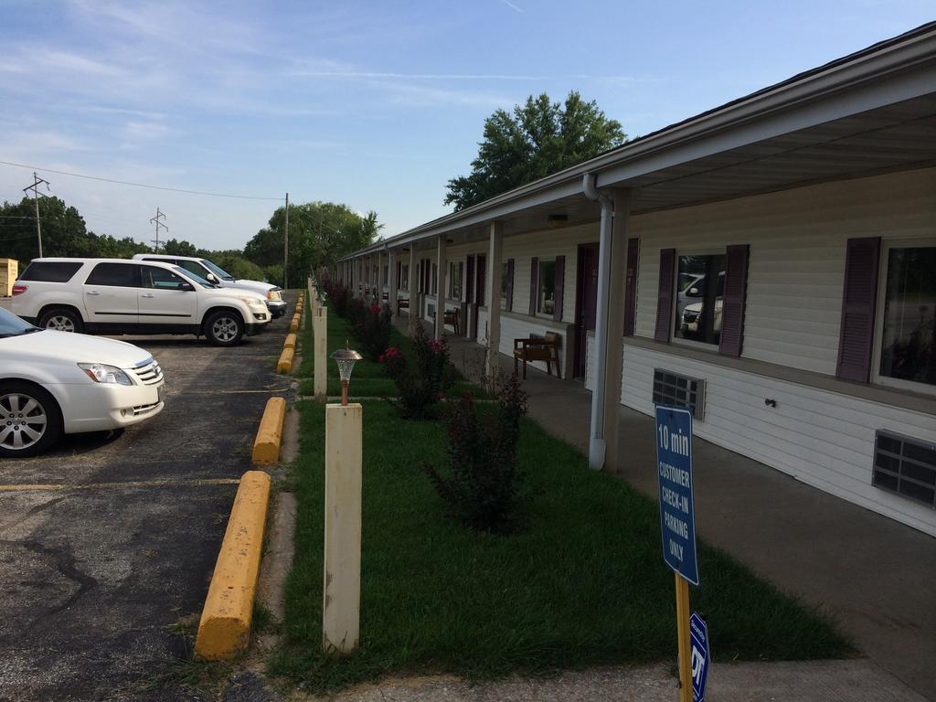 Super 7 Motel Sedalia Exterior photo